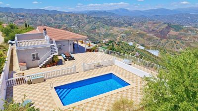 Immaculate 3 bedroom House for sale with countryside and panoramic views in Iznate, Andalucia