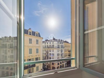 Bright 2 bedroom Apartment for sale in Carre d'Or, Nice, Provence Alpes Cote d'Azur