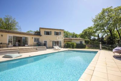 Spacious 4 bedroom Villa for sale with panoramic view in Chateauneuf, Provence Alpes Cote d'Azur