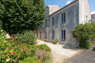 Immaculate 2 bedroom Townhouse for sale in La Rochelle, Nouvelle Aquitaine