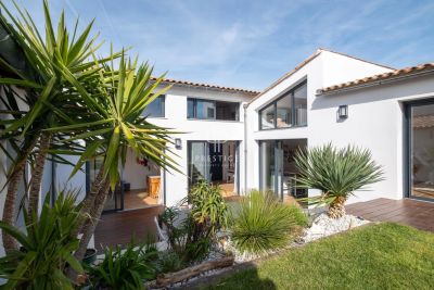 Stylish 4 bedroom House for sale with sea view in Sainte Marie de Re, Nouvelle Aquitaine
