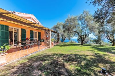 Authentic 3 bedroom Villa for sale with sea view in Cipressa, Liguria