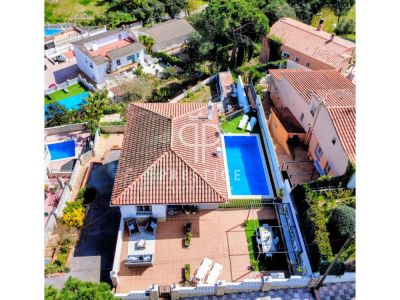4 bedroom Villa for sale with panoramic view with Income Potential in Vidreres, Catalonia