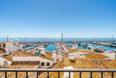 2 bedroom Apartment for sale with sea view with Income Potential in Puerto Banus, Andalucia