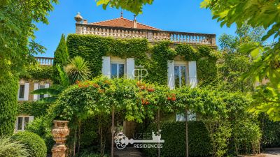Authentic 6 bedroom House for sale with panoramic view in Uzes, Occitanie