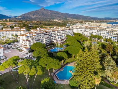 Inviting 2 bedroom Apartment for sale with sea view in Puerto Banus, Andalucia