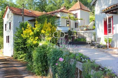Income Producing 8 bedroom House for sale with countryside view in Luzech, Occitanie