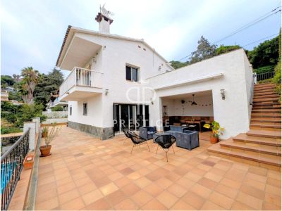 Authentic 3 bedroom Villa for sale with sea and panoramic views in Lloret de Mar, Catalonia