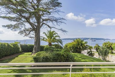 Beachfront 4 bedroom Apartment for sale with panoramic and sea views in Cannes, Provence Alpes Cote d'Azur