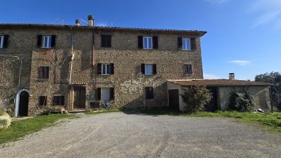 Unique 10 bedroom Farmhouse for sale with countryside and panoramic views in Volterra, Tuscany