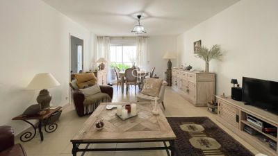 Bright 2 bedroom Apartment for sale in Uzes, Occitanie