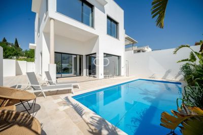 Immaculate 3 bedroom Villa for sale with panoramic and sea views in Santa Barbara de Nexe, Algarve