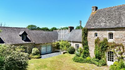 Character 6 bedroom Farmhouse for sale in Ploumilliau, Brittany