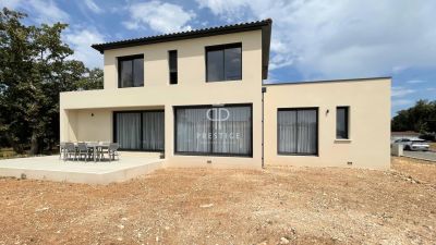 Immaculate 4 bedroom Villa for sale with countryside view in Uzes, Occitanie