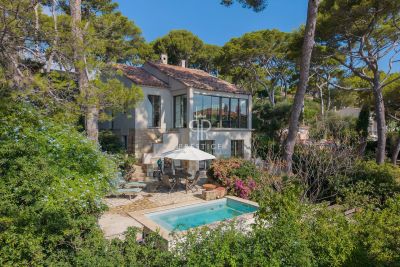 Renovated 4 bedroom Villa for sale with panoramic and sea views in Cap d'Antibes, Provence Alpes Cote d'Azur