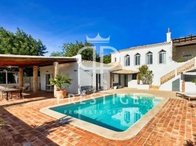 Immaculate 4 bedroom Villa for sale with sea view in Santa Barbara de Nexe, Algarve