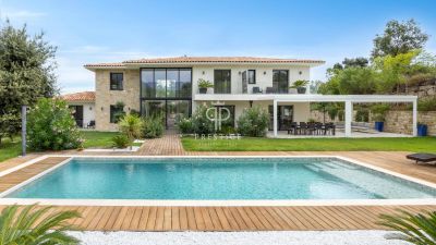 Immaculate 5 bedroom Villa for sale with panoramic view in Roquefort les Pins, Provence Alpes Cote d'Azur