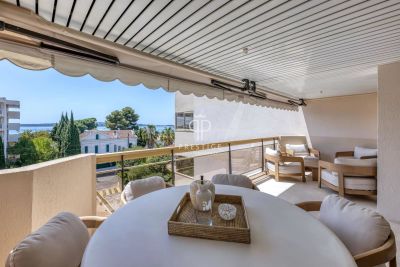 Immaculate 3 bedroom Apartment for sale with sea view in Palm Beach, Cannes, Provence Alpes Cote d'Azur