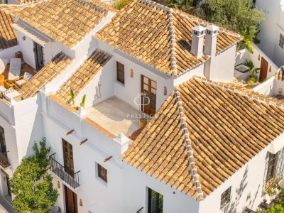 Authentic 2 bedroom Townhouse for sale in Las Lomas de Marbella Club, Marbella, Andalucia