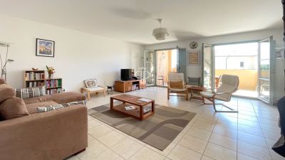 Bright 2 bedroom Apartment for sale with countryside and panoramic views in Uzes, Occitanie
