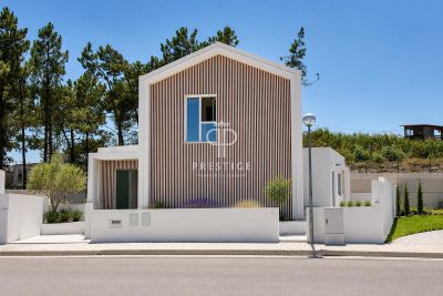 Stylish 4 bedroom Villa for sale in Nossa Sra da Luz, 
