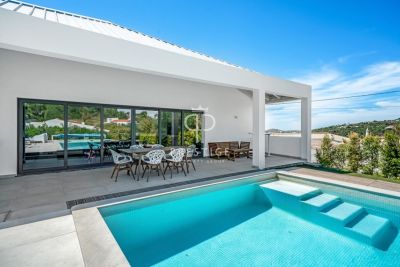 Spacious 4 bedroom Villa for sale with sea view in Loule, Algarve