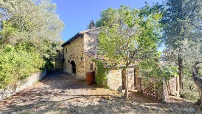 Character 3 bedroom Farmhouse for sale with countryside view in Magione, Umbria