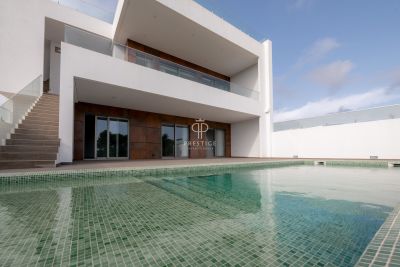 Immaculate 3 bedroom Villa for sale with panoramic view in Mexilhoeira Grande, Algarve