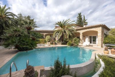 Spacious 4 bedroom House for sale with panoramic view in Mougins, Provence Alpes Cote d'Azur
