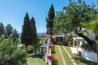 Spacious 6 bedroom Villa for sale with sea and countryside views in Montua, Marbella, Andalucia