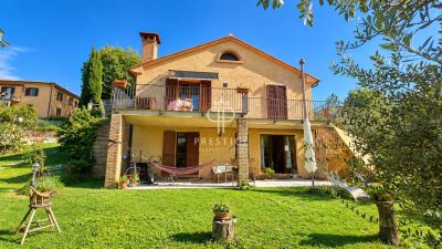 Authentic 2 bedroom House for sale with countryside and panoramic views in Volterra, Tuscany
