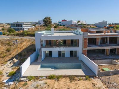Immaculate 3 bedroom Villa for sale with panoramic view in Mexilhoeira Grande, Algarve