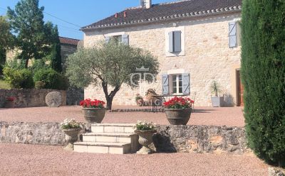 Beautiful 5 bedroom Farmhouse for sale with panoramic and countryside views in Castelnau de Montmiral, Occitanie