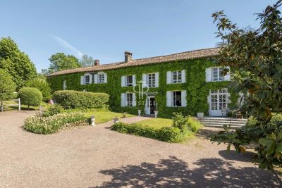 Beautiful 6 bedroom Farmhouse for sale with countryside view in Mansle Les Fontaines, Nouvelle Aquitaine