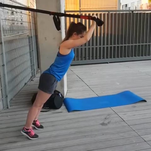 Travail des triceps avec les sangles de suspension. — Gary Kono