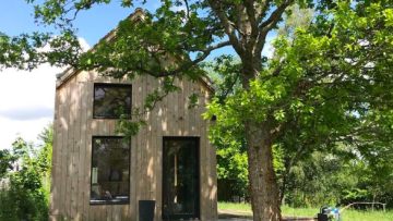 Elle rêvait d'une résidence secondaire au vert, elle a construit sa tiny house