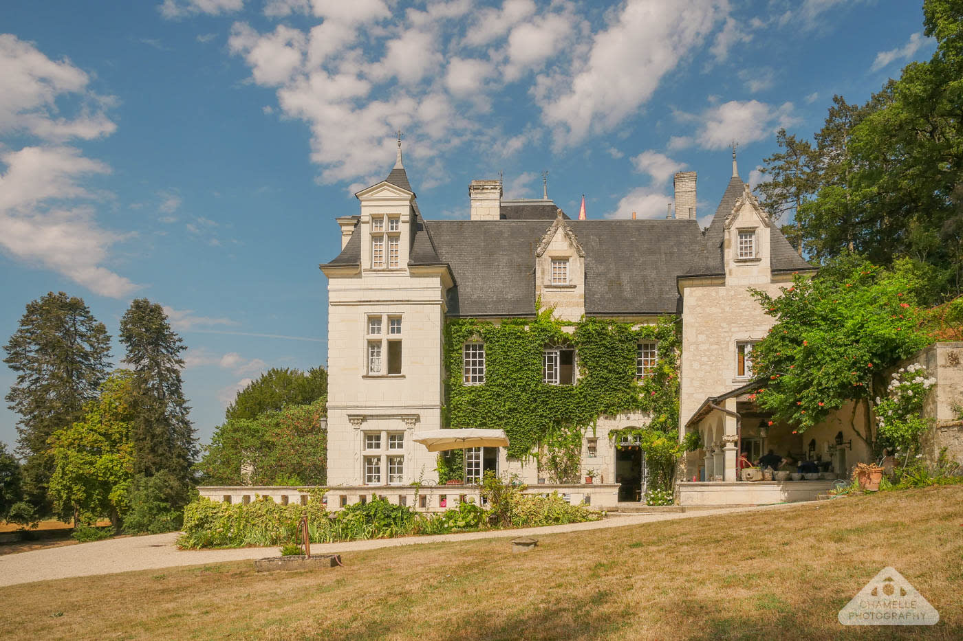 Le château des parents de Camille dans Emily in Paris