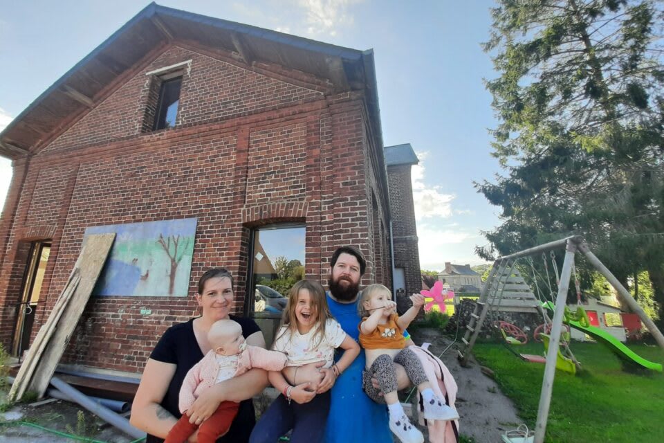 Caroline et Anthony, propriétaires d’une ancienne école