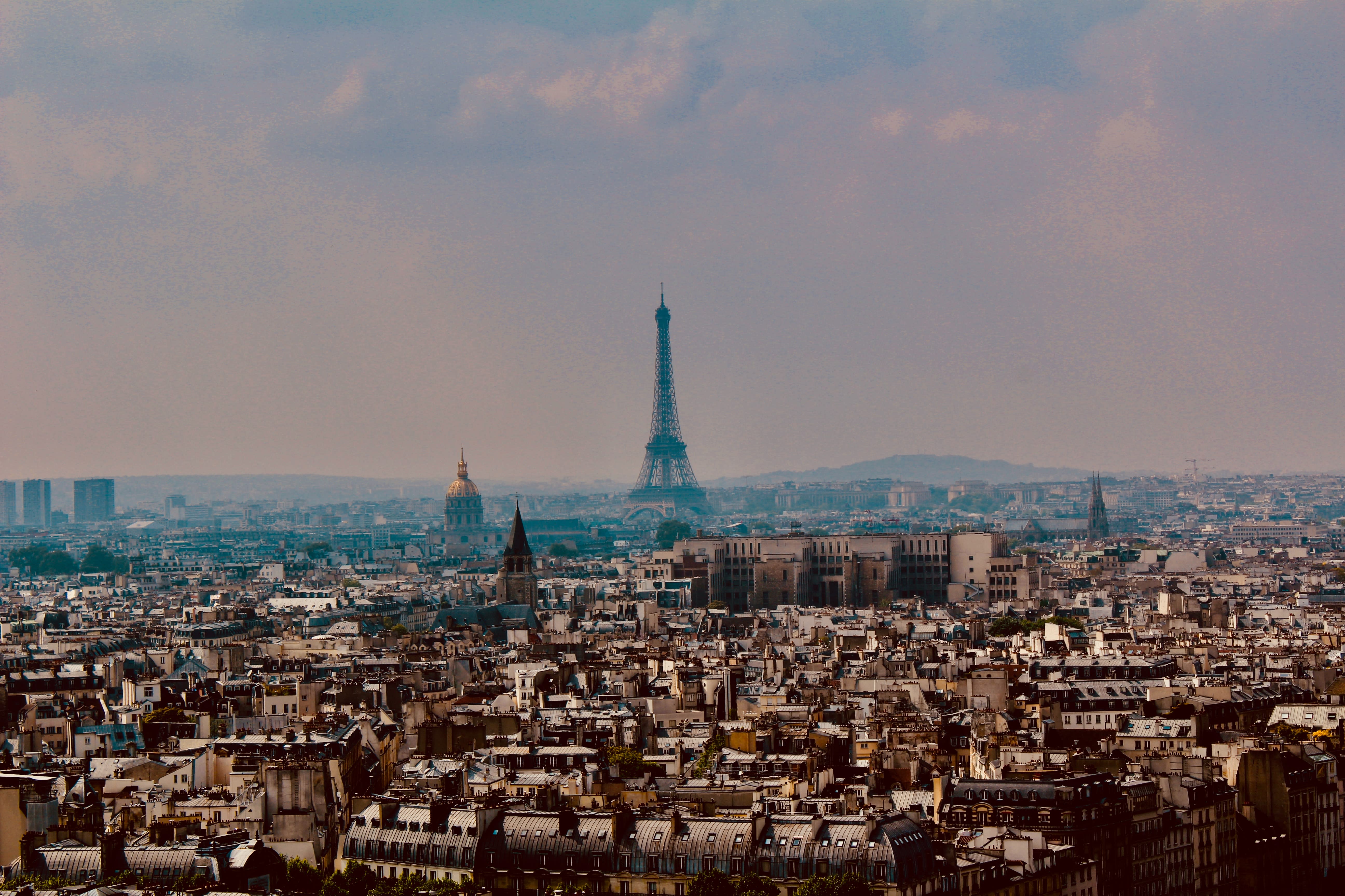 Une vue de Paris, où les prix immobiliers sont passés sous la barre symbolique des 10 000 euros le mètre carré
