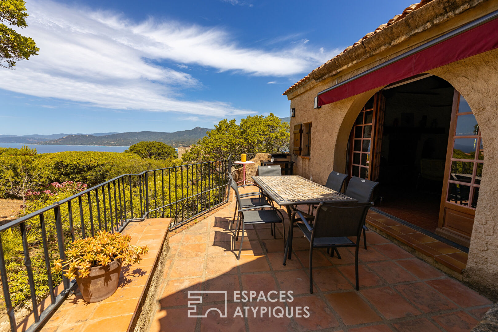 Un pied en terre Corse au milieu du maquis - © Espaces atypiques