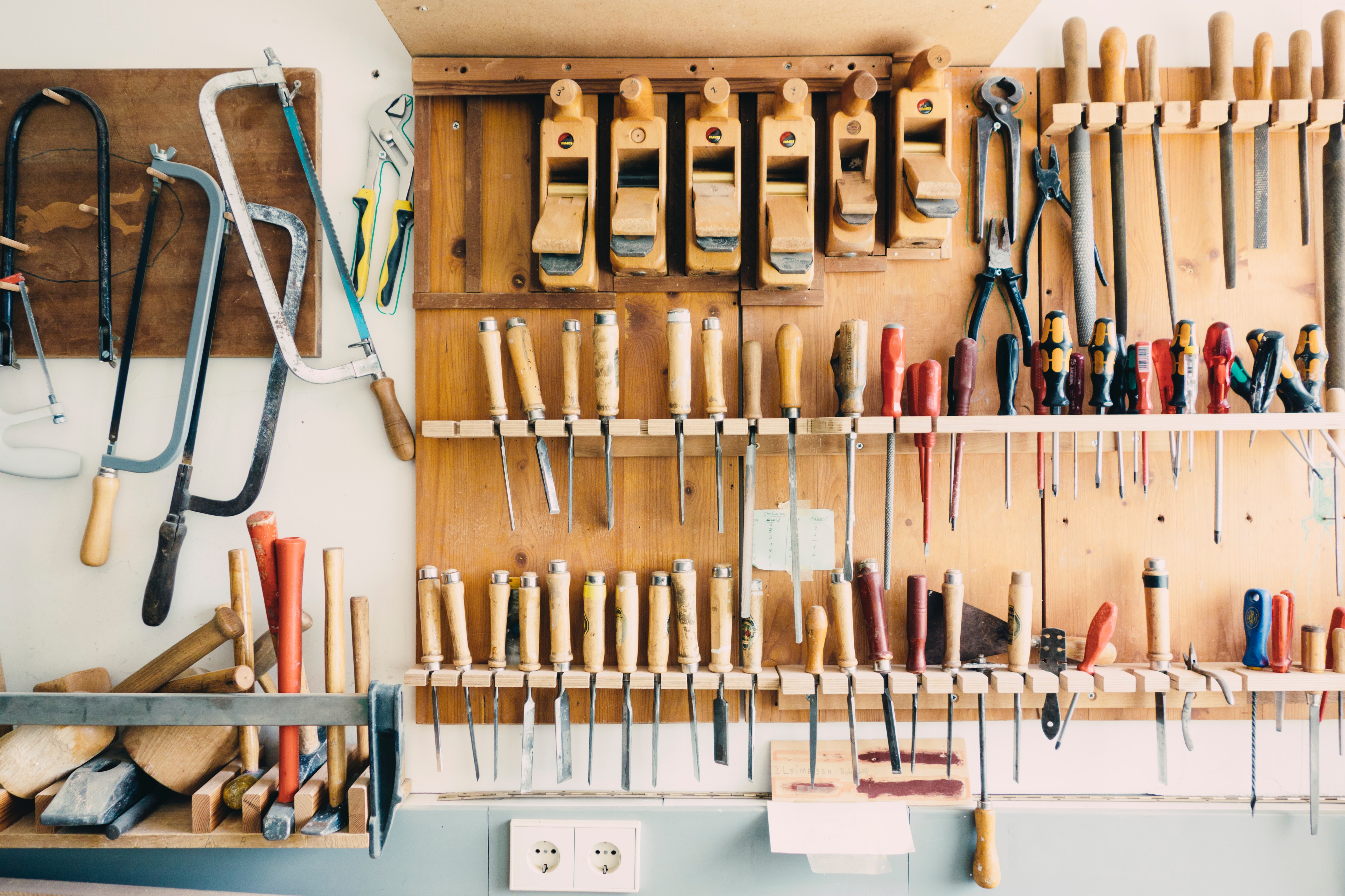 Les outils indispensables pour bricoler à la maison