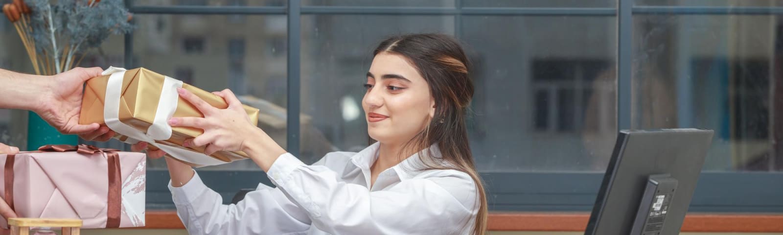 Imagem de destaque do post Presentes para funcionários de final de ano: ideias criativas para surpreender