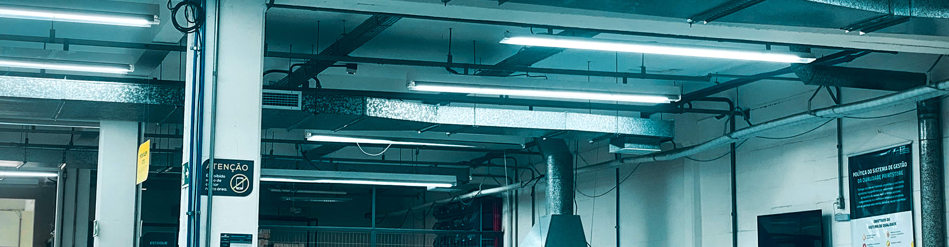 Sala iluminada com máquinas de gráfica