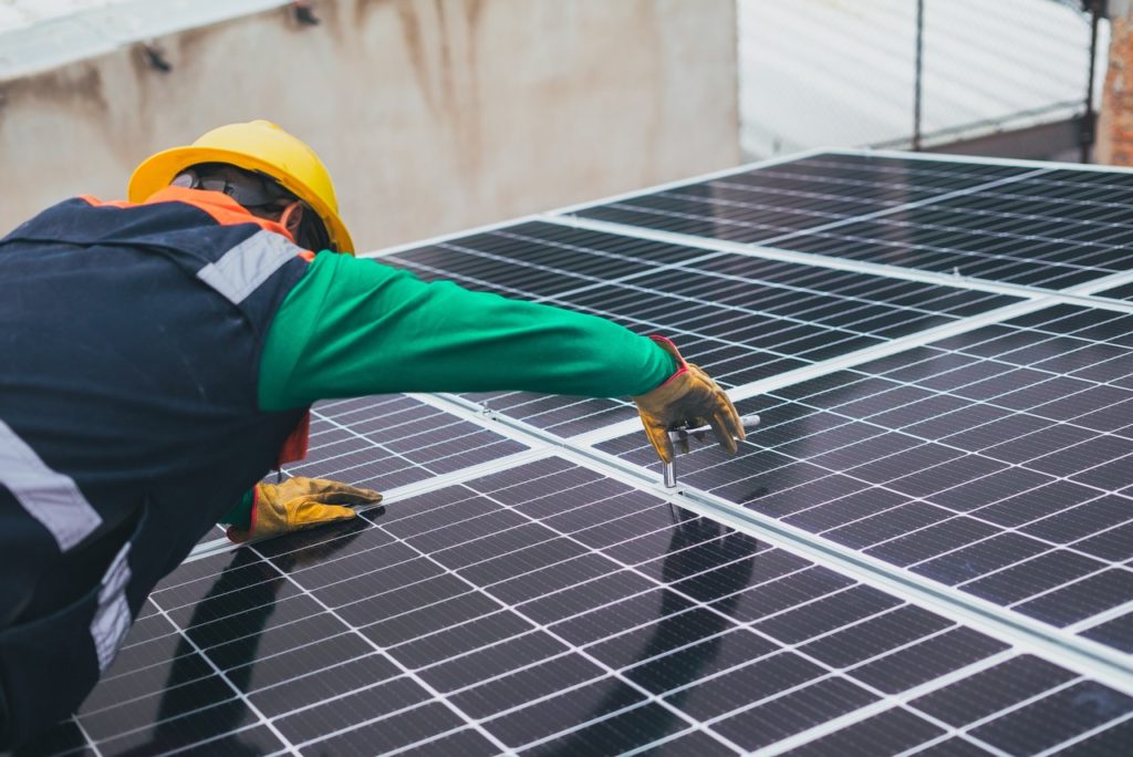 Técnico realizando manutenção de painéis de energia solar