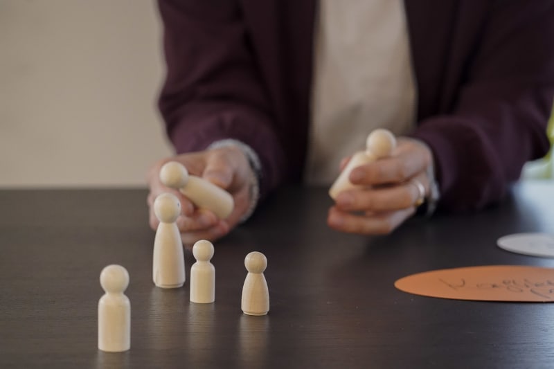 Clara Prinzhorn stellt Beziehungen mit Figuren nach – Erziehungsberatung, gewaltfreie Kommunikation, Kindererziehung im Landkreis Nienburg