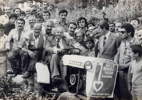 Erbakan başak traktörünü tanıtıyor