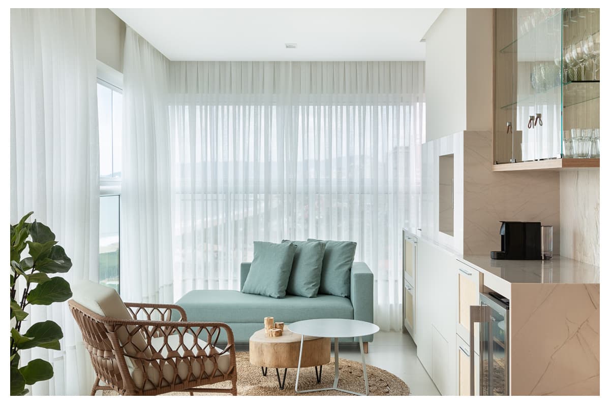 Apartamento à beira-mar com design naturalista