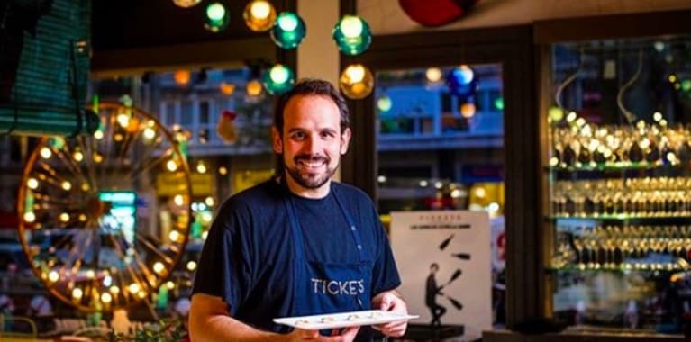 une expérience de haute cuisine à travers des tapas gastronomiques et un décor original mêlant casino et cinéma