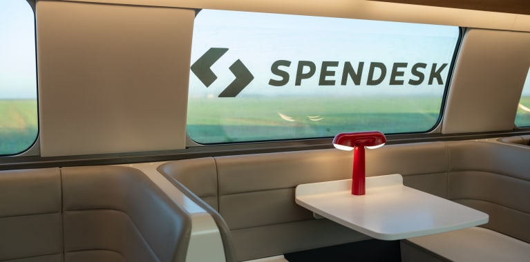TGV affrété train spendesk logo vitrophanie