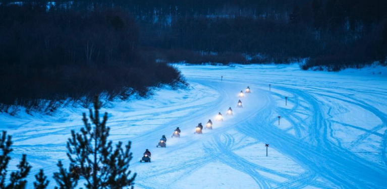 BENNETT ARCTIC CLUB IVALO Laponie Motoneige